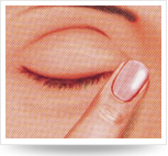 闭眼，用手指轻轻向鼻梁方向压迫内侧眼角,保持滴药姿势1-3分钟。